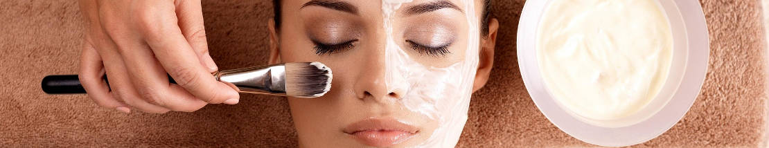 Application de crème sur le visage Application de crème sur le visage